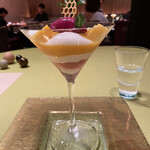 モノリス - ➓マンゴー、グァバ、ドラゴンフルーツのアイス
      ヨーグルトのムース、マンゴーのスムージー、ココナッツミルク