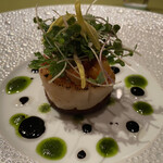 モノリス - 燻製をかけたホタテ貝のミキュイ、ブラックオリーブ、ラタトゥイユ、ハーブのサラダ