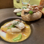 モノリス - カサゴのフリット、甲イカ、インゲン、そら豆、スープドボワソン。