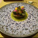 モノリス - ❺オマールブルー、インゲン、ニンジン、ズッキーニ、アボカドのテリーヌをナスで巻いたもの。下にクルトン、上にはプチトマトのコンフィ、イクラ、グリーンアスパラガス。
      グリーンアスパラガスのソース。