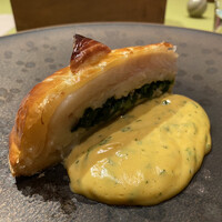 モノリス - ドーバーソールのパイ包み焼き、ソースベアルネーズ。