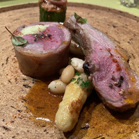 モノリス - フランスピレネー産乳飲み仔羊。背肉のロースト、ハーブとピスタチオと鶏のムースを詰めた鞍下肉のファルシ、ズッキーニに詰めた肩肉のほぐし身、スパイスの効いたソース。