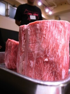 h Sumiyaki Shokunin - 厚切りのお肉に挑戦!!　お客様のご要望によってはこんなお肉も可能です!!