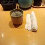 Kushisuke - 着席すると温かいお茶とおしぼり