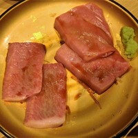 焼うお いし川 - 左から　天然本鮪の大トロ、南鮪(インドマグロ)