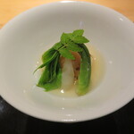 祇園 又吉 - タイラギ貝の昆布締め　コシアブラ　独活　子持ち昆布を土佐酢で