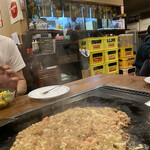 Okonomiyaki Wakana - レトロな店内です