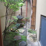 祇園 又吉 - 店内から見える坪庭