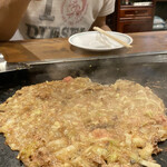 Okonomiyaki Wakana - 相方さんよ、貴方「煙で臭くなるのがやだな」と言っていましたが、臭くなっても全然平気な変なTシャツのくせに何を言いますか。