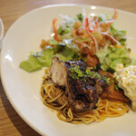 アジル - 日替わりランチ（地鶏もも肉のバルサミコ酢煮とハマチのフライ、サラダ添え）