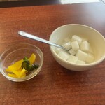 慶軍飯店 - サービスの杏仁豆腐・お新香