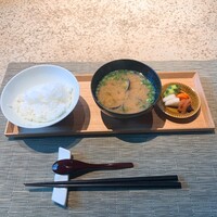 炯 - ②釜炊きご飯と味噌汁(白米：群馬県産コシヒカリ　寒しじみの味噌汁　自家製粕漬けと棒名の梅干)