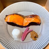 炯 - ④天然紅鮭の西京漬け・大根おろし・下仁田葱味噌・赤玉葱の酢漬け)