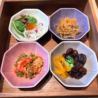 炯 - ③季節の豆皿(下仁田糸蒟蒻と針野菜の金平・小松菜のお浸し・釜揚げしらす・イクラの醤油漬け・大和豚と神楽南蛮の味噌炒め・嬬恋村の黒豆納豆・つぼ漬け)