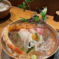 ろっこん - 充実したお刺身。一切れずつ、ひとりずつの器で手間がかかってます。