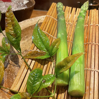 ろっこん - 太くて長いジューシーなアスパラ。スジはなくサクッと噛みきれました