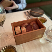 イル ギオットーネ 京都本店 - 木箱の中に溶岩プレートを敷くことでパンが冷めないようになっています。