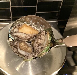 Dousan Youniku Kappou Ramu Pirika - 蝦夷鮑の柔らか煮。さっと霜降りして汚れをとり大根と一緒に柔らかく炊きます。肝は裏漉しして酒粕と合わせてソースにしております。
