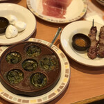 Saizeriya - エスカルゴのオーブン焼き、アロスティチーニ、バッファローモッツァレラ、プロシュート