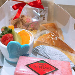洋菓子ハッピー - 料理写真:ホワイトデーに貰ったケーキやお菓子でした新聞に載った有名な栗駒ショコラ♪新発売の苺味でした