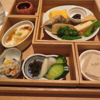 肉割烹ふたご THE JUNEI HOTEL KYOTO - 自分たちで横にセッティング