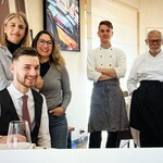 L'altro Campagnolo - オーナー夫妻(左端)と彼らを支えるフタッフたち (座っているのは Cameriere 男性給仕) HPより転載