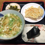 手打の味 小泉 - かけうどん、ごぼう天、しゃけおにぎり