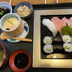 魚杳 - 寿司定食＝1100円