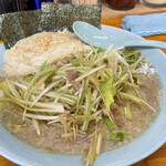 ラーメン 丸子屋 - ネギ、セロリ、バラチャーシューを混ぜてからの提供になります。