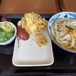 丸亀製麺 - 2022/05 かけうどん 並 340円、野菜かき揚げ 150円