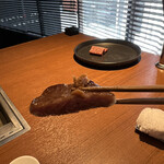 焼肉うしごろ - 完璧な焼き色に仕上がった厚切り牛タン。青唐辛子味噌で頂きます！