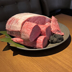 焼肉うしごろ - 今日の逸品。サーロイン、シャトーブリアン、ヒレとプロバンスから届いた黒トリュフ。