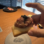 焼肉うしごろ - 厳選和牛のタルタルユッケ。揚げパンニョッコフリットに乗せて一口でパクッと！