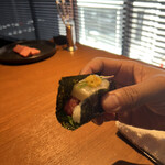 焼肉うしごろ - 帆立と牛の手巻き　生カラスミのせて。巻いて一口で至福の時。