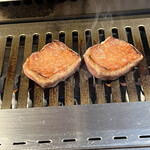 焼肉うしごろ - 厚切り牛タン火入れ完璧な焼き色