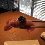 焼肉うしごろ - キャビアの握りリフトアップ
      キャビアは柚子をあわせて。
