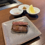 焼肉うしごろ - 完璧な焼き色に仕上がった厚切り牛タン。青唐辛子味噌かレモンで。