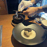 焼肉うしごろ - 石焼トリュフのビビンバ
      サマートリュフ、黒トリュフをふんだんに。