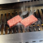 焼肉うしごろ - 厳選厚切りハラミ火入れ