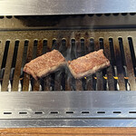 焼肉うしごろ - 厳選厚切りハラミ火入れ完璧な焼き色。