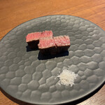 焼肉うしごろ - シャトーブリアン火入れした完璧な焼き色。塩で頂きます。