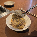 焼肉うしごろ - トリュフ尽くしの石焼ビビンバ。味はガーリックライスに近いです。
