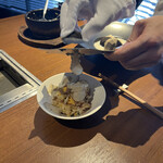焼肉うしごろ - 石焼トリュフのビビンバ
      サマートリュフ、黒トリュフをふんだんにかけた石焼ビビンバを皿に分け、さらに追いトリュフ。