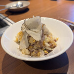 焼肉うしごろ - トリュフでトリュフを包み込んだ石焼ビビンバ。