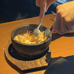 焼肉うしごろ - 石焼トリュフのビビンバ
      サマートリュフ、黒トリュフをふんだんにかけた石焼ビビンバを混ぜ合わせます。