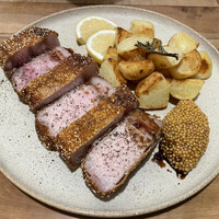 セミーナ - 余市北島豚ロースの厚切りカツレツ＆上士幌村上農場の越冬きたあかりのロースト