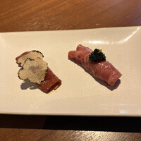 焼肉うしごろ 表参道店 - トリュフとキャビアの握り
                    トリュフはトリュフ塩
                    キャビアは柚子をあわせて。
