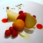 レフェルヴェソンス - デザートはサバラン、ソルベ、フェタチーズﾞ、アーモンドチュイル、グリーンオリーブ☆