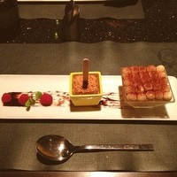 テーブル36 - デザート、左から木苺、エスプレッソのアイスクリーム、ティラミス。
                    二人分食べてしまいました。
                    