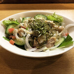 Naru - 鶏のチョレギサラダ680円。シャキシャキで新鮮な野菜をさっぱりいただけました